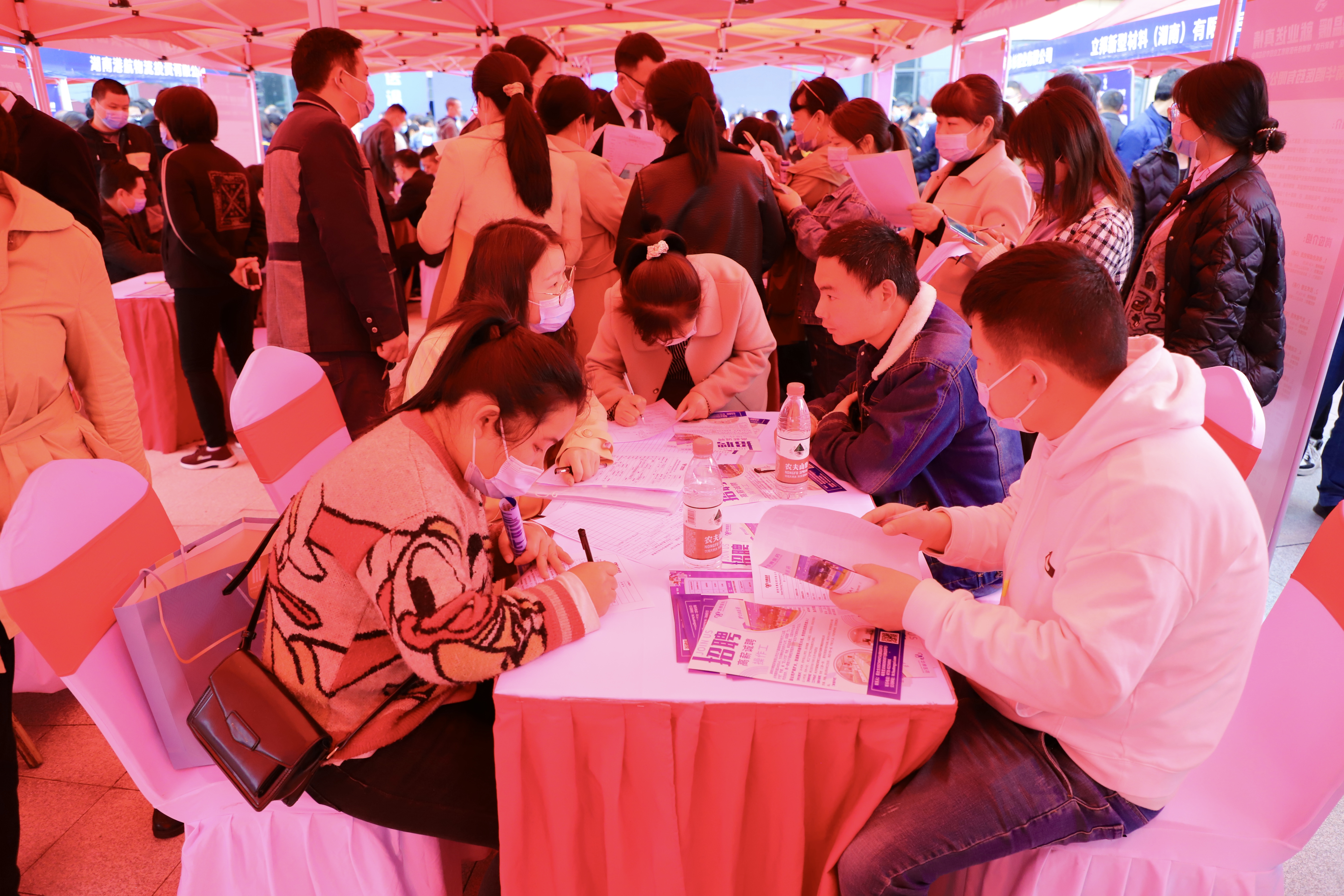 本次招聘会共有50余家园区的优质企业参与，现场吸引了2000余名求职者，达成就业意向的有近500人。