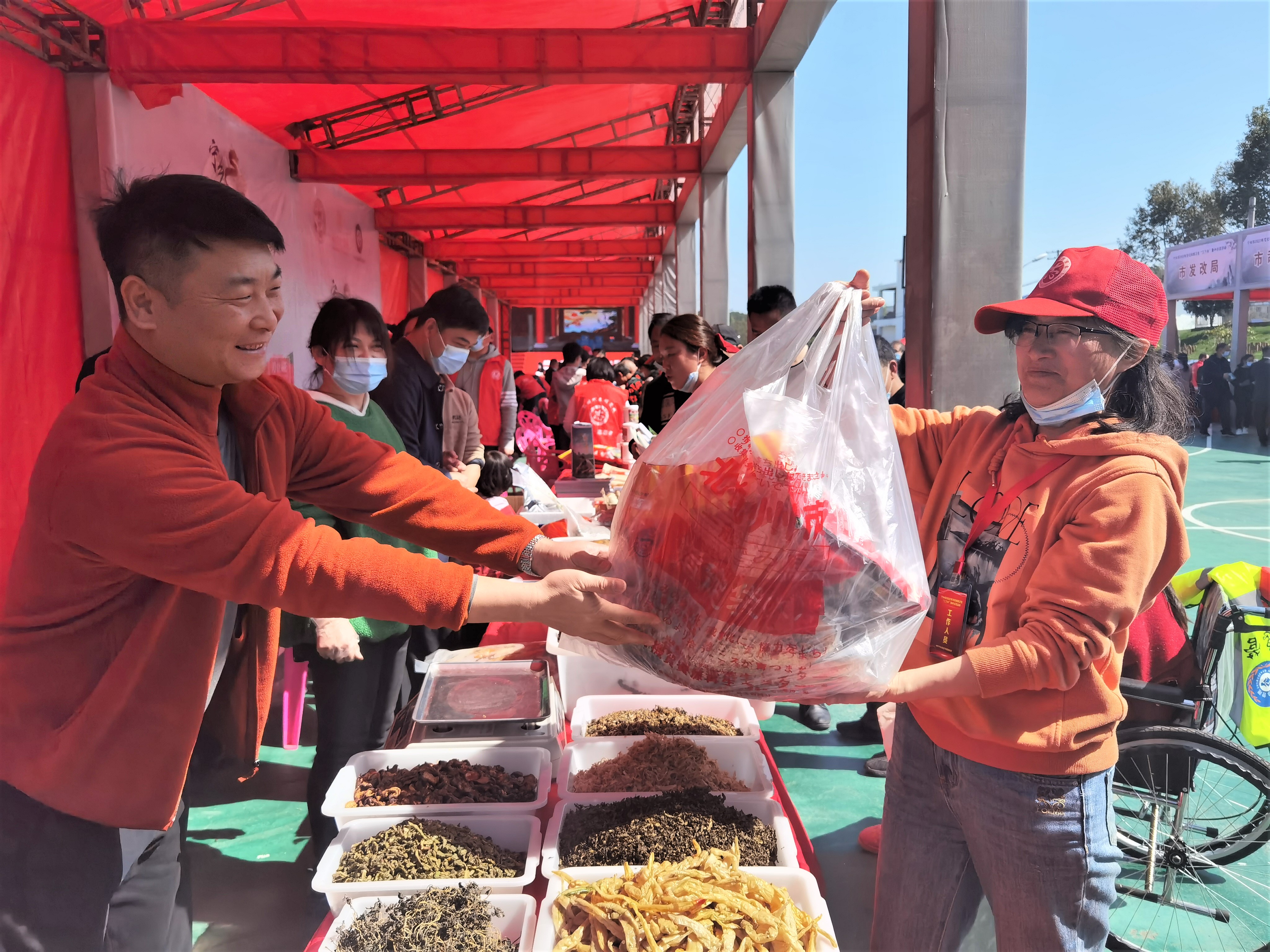 宁乡市流沙河镇各村摆出的花猪肉脯、腊鱼腊泥鳅、萝卜干等特色美食菜品，被兴致高涨的群众大包小包买走。 长沙晚报全媒体记者 张禹 摄