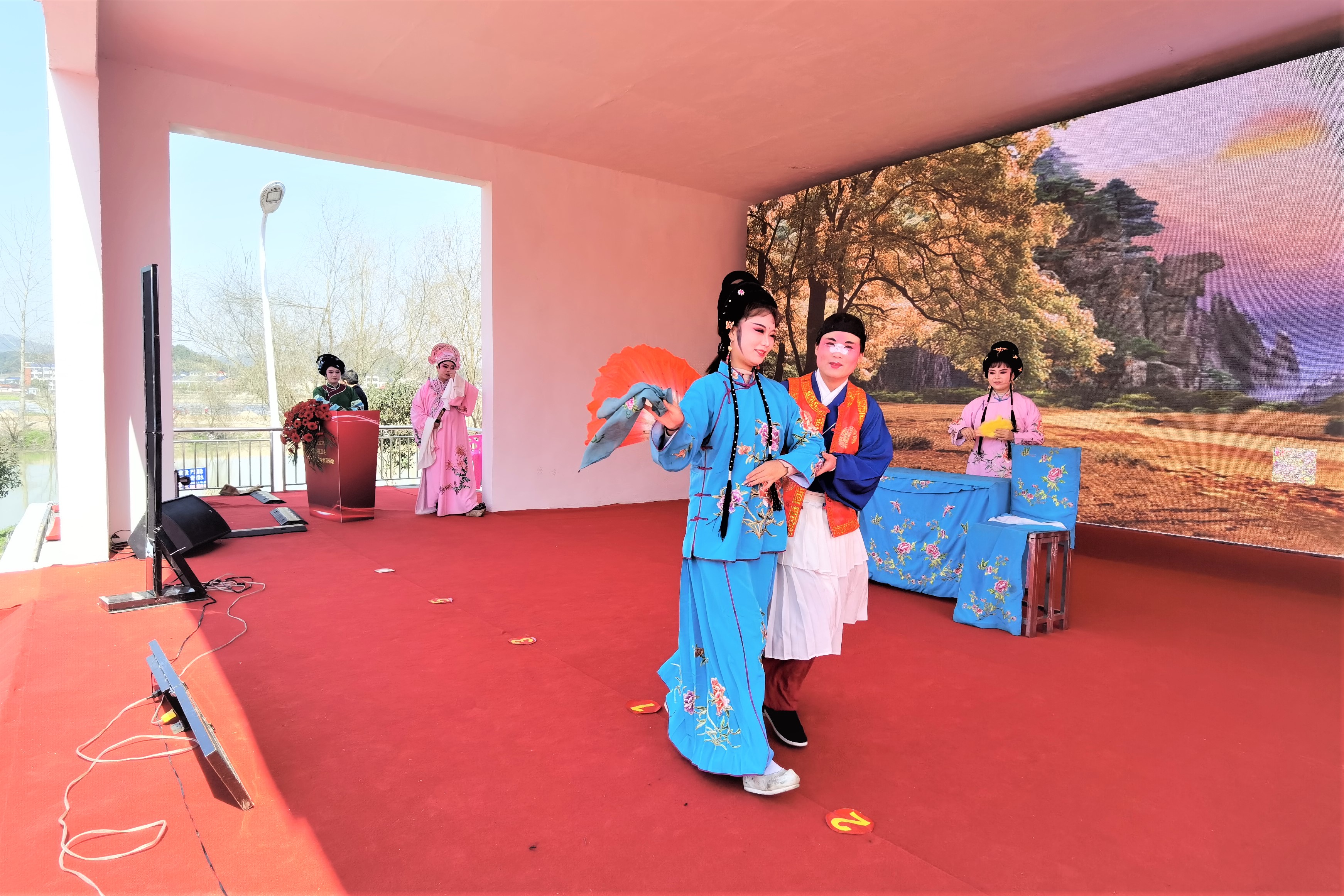 由宁乡市文旅广体局推送、宁乡市花鼓剧团带来的传统曲目《吴三保游春》，受到了村民们的热烈欢迎。 长沙晚报全媒体记者 张禹 摄