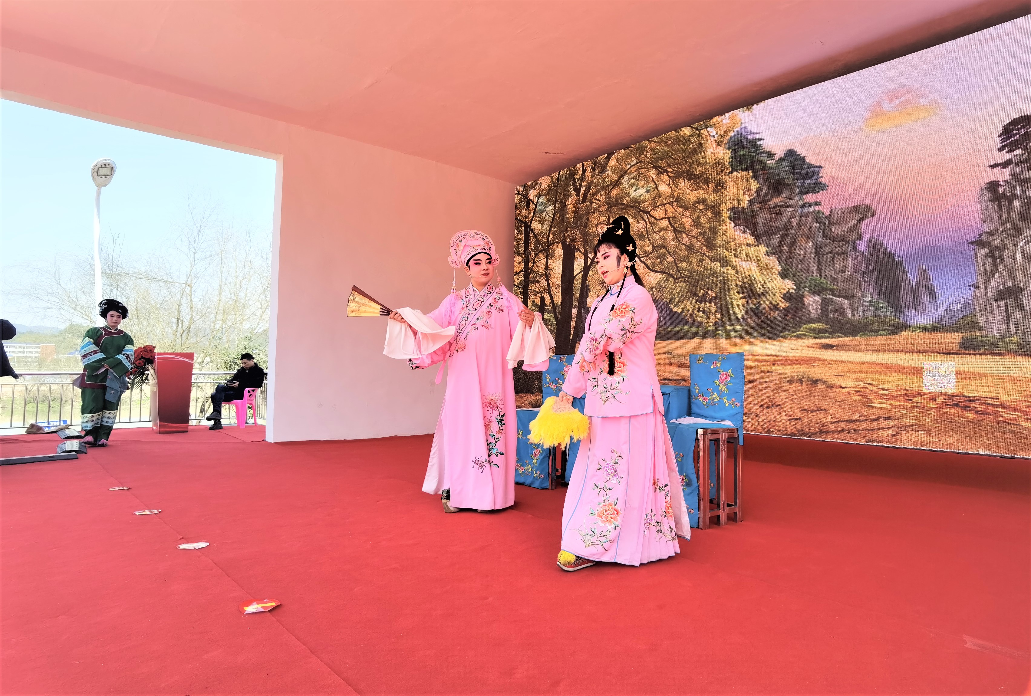 由宁乡市文旅广体局推送、宁乡市花鼓剧团带来的传统曲目《吴三保游春》，受到了村民们的热烈欢迎。长沙晚报全媒体记者 张禹 摄