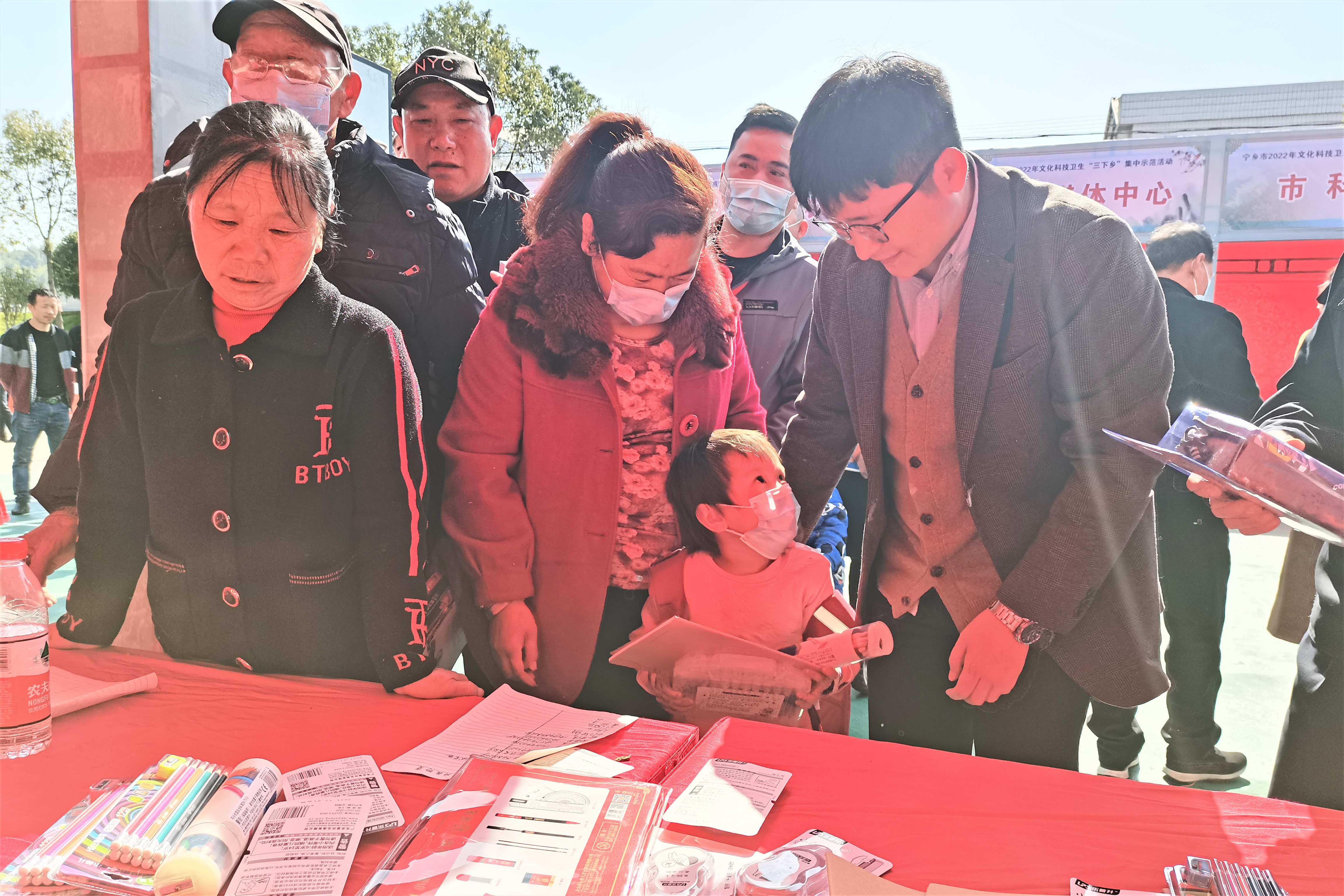 宁乡市团委为村里娃带来了书包、彩笔等学习用品。长沙晚报全媒体记者 张禹 摄