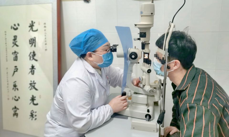 湖南省人民医院眼科二病区主任沙莎为小范做检查。长沙晚报通讯员 王娟 肖莉 供图