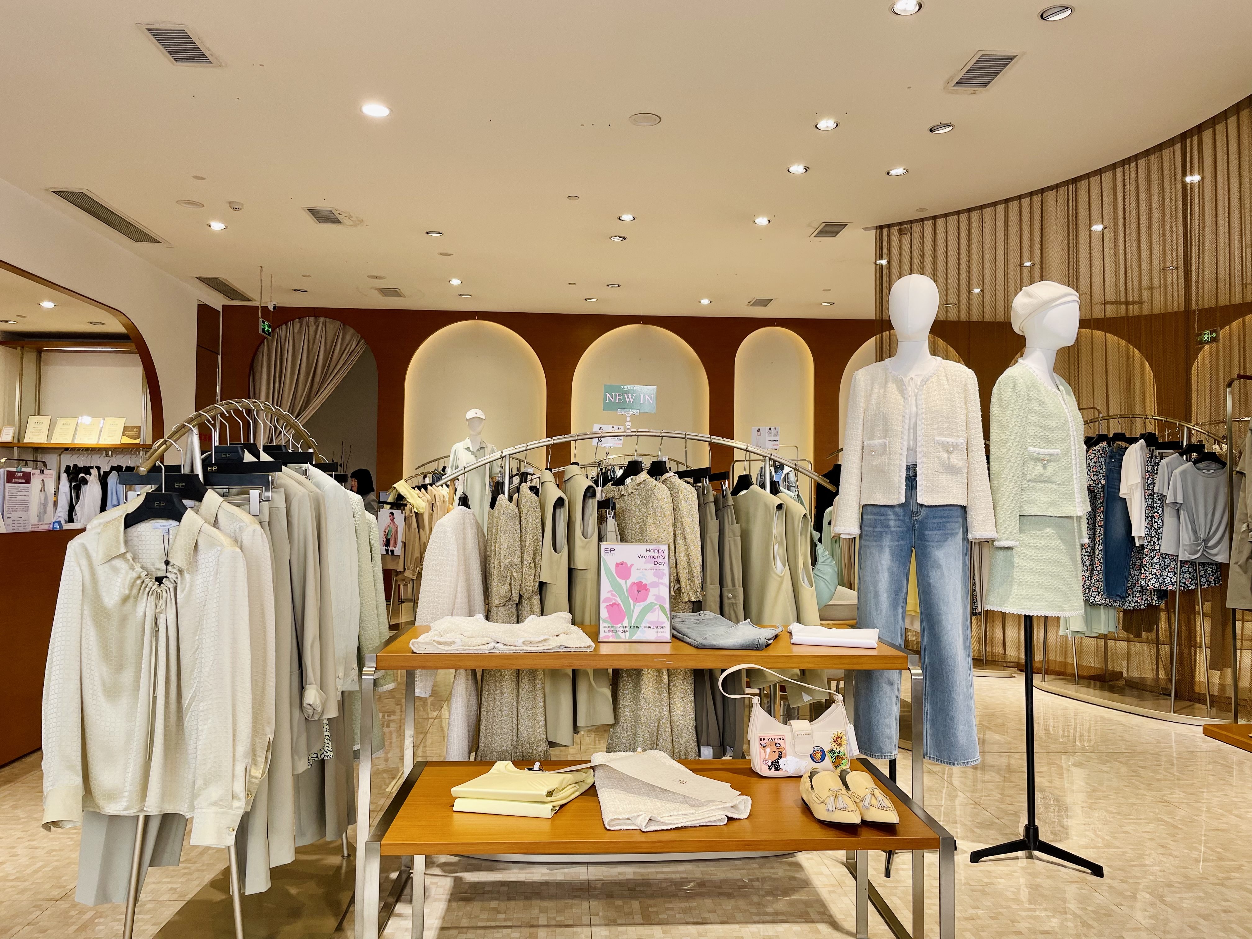 在九龙仓时代奥莱，品牌门店内内早已是“春色满园”。