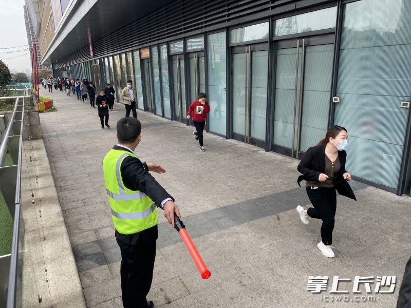 演练中，商场内人员在工作人员的指引下有序逃生疏散。均为长沙晚报通讯员 胡宇波 供图