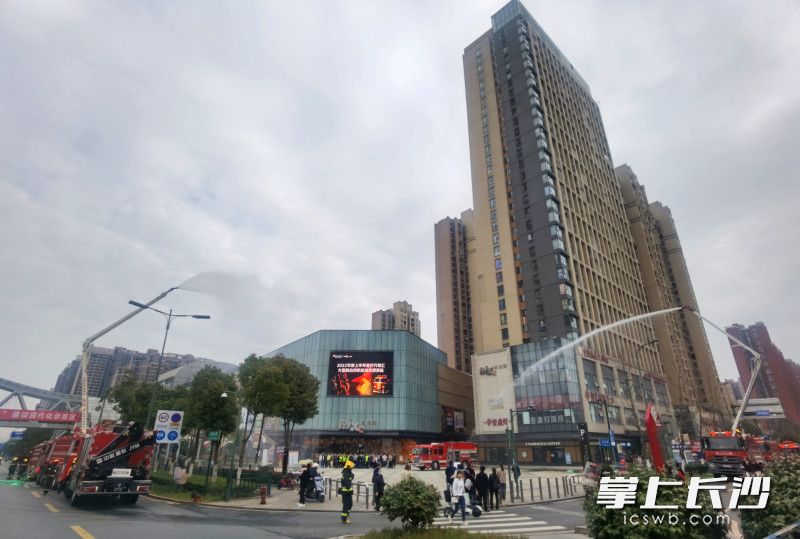 多台消防救援车辆参与演练。