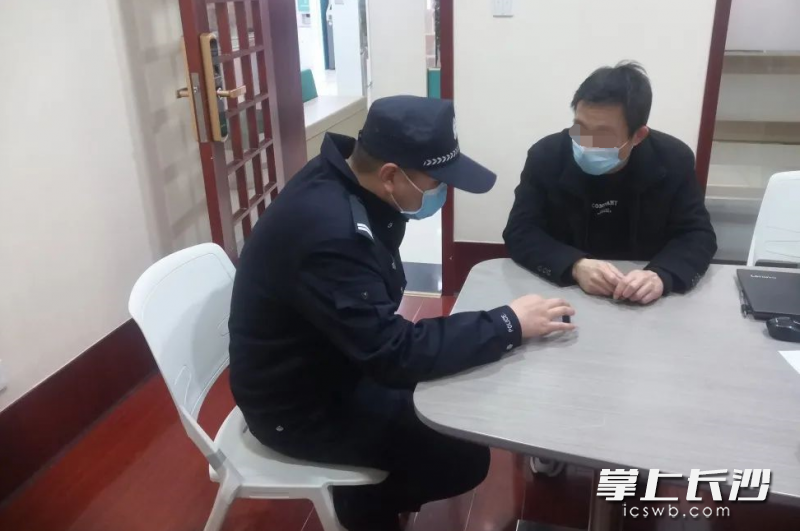 辅警尹敏杰劝阻市民转账。芙蓉警方供图