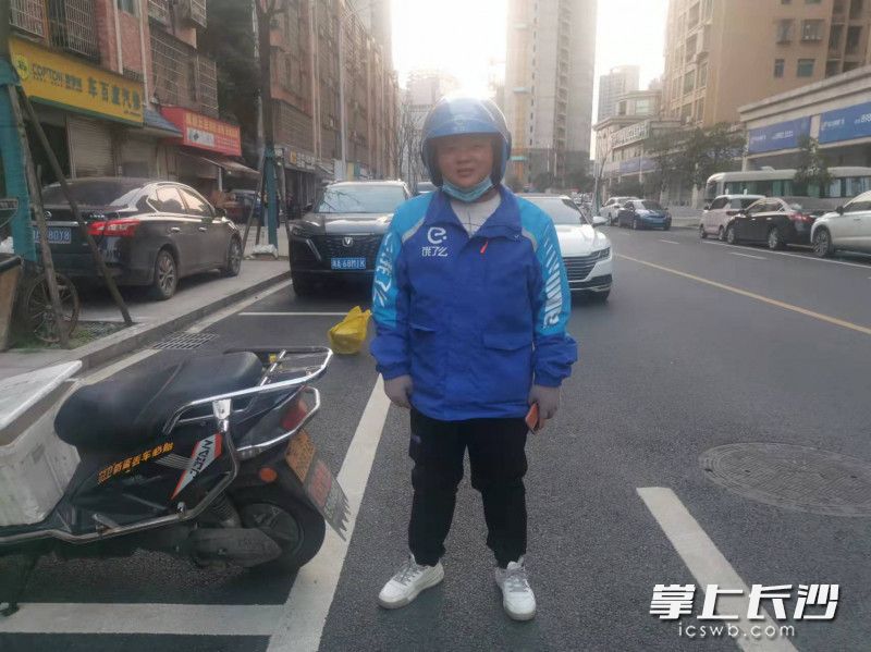 洪二刚开始做外卖小哥不久，曾参加过公司的消防安全培训。