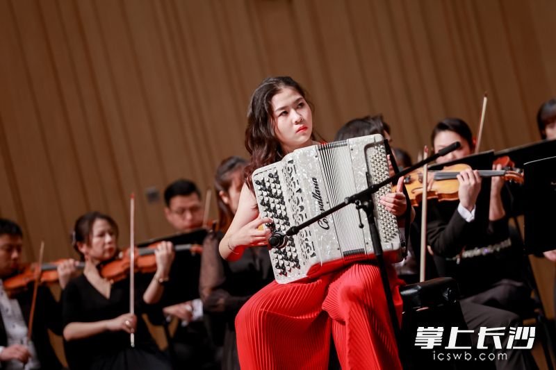 12日晚，2022湘江国际音乐艺术季（二）“欧洲风情”音乐会在长沙音乐厅·湘江大厅举行。照片均为 朱寒冰 摄
