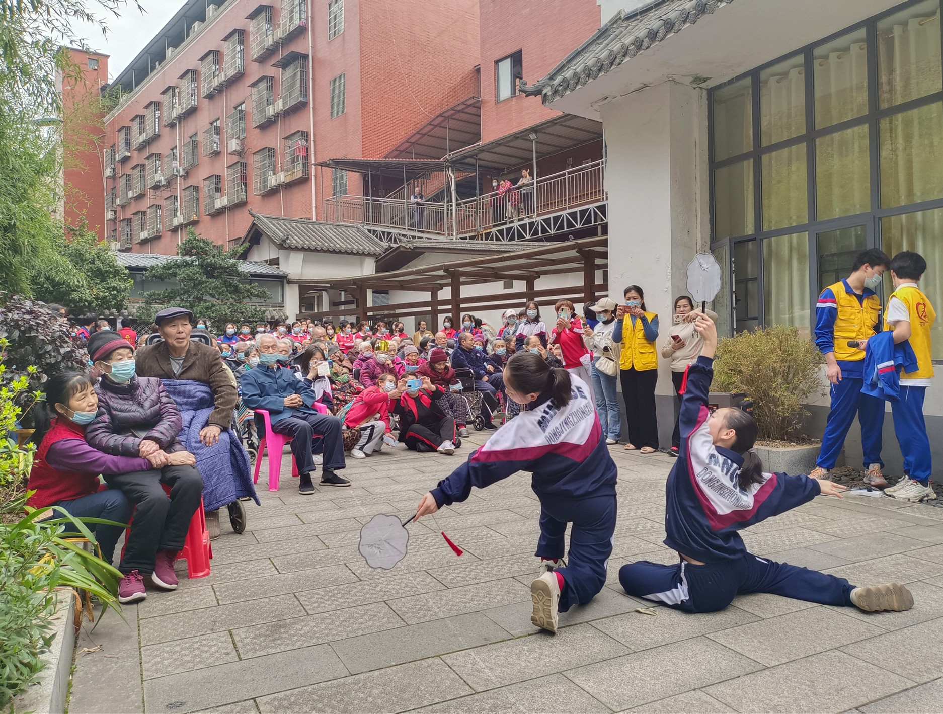 明德洞井中学两名学生在表演舞蹈。