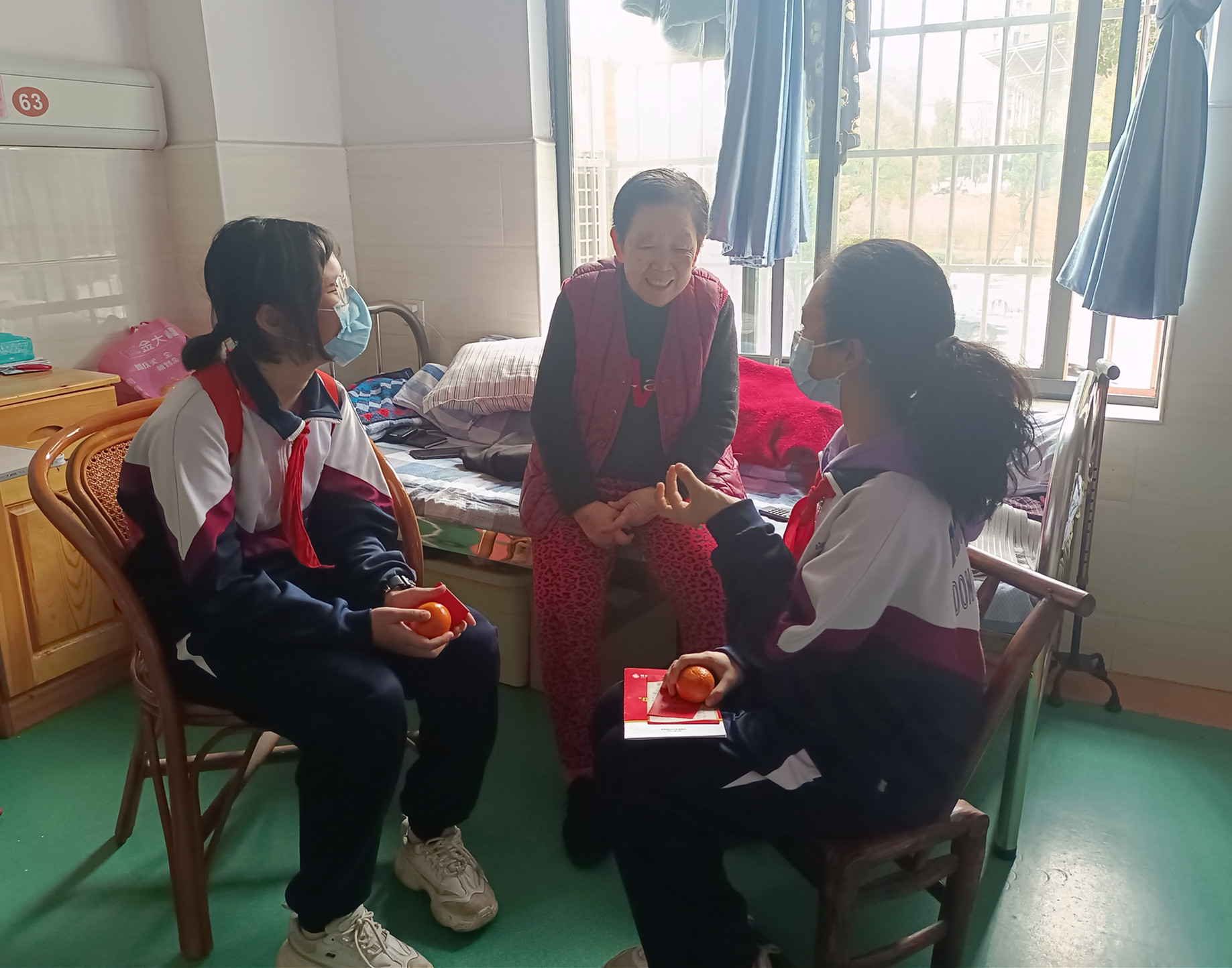 李婉妤（右一）和同学正在陪伍娭毑聊天。