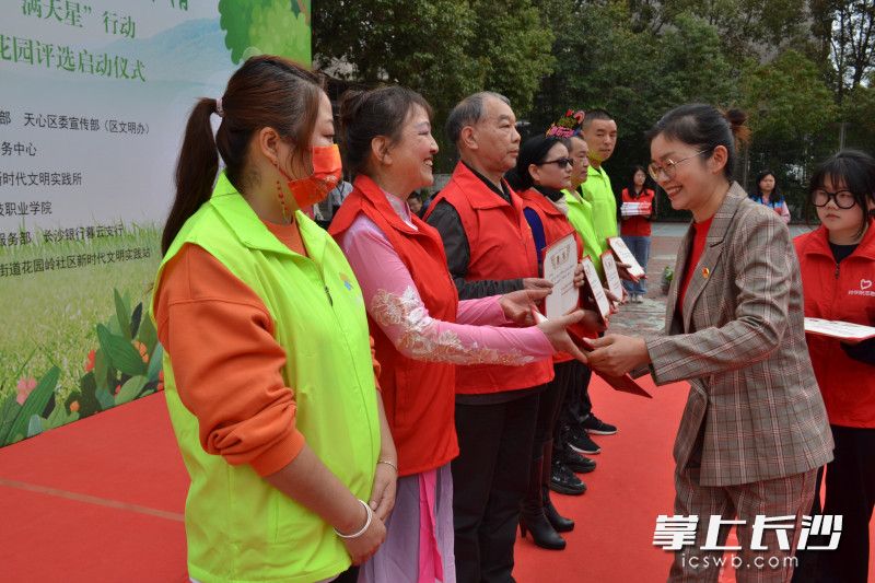 现场为环保指导员颁发聘书。长沙晚报全媒体记者 王斌 摄