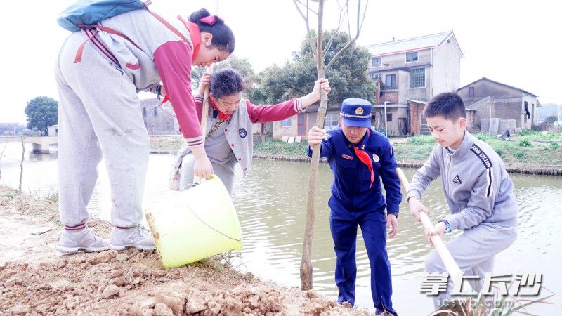 3月12日，雷锋班牵手博才梅溪湖小学学子在团山湖村开展“种下雷锋树 一起向未来”公益实践活动。均为长沙晚报通讯员 杨来富 供图