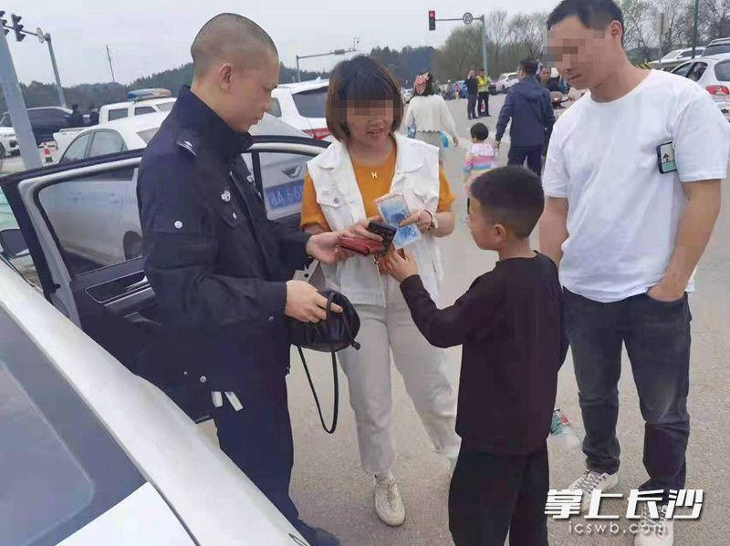 警务人员罗湖洲（左一）将钱包归还给失主刘女士。江背派出所供图