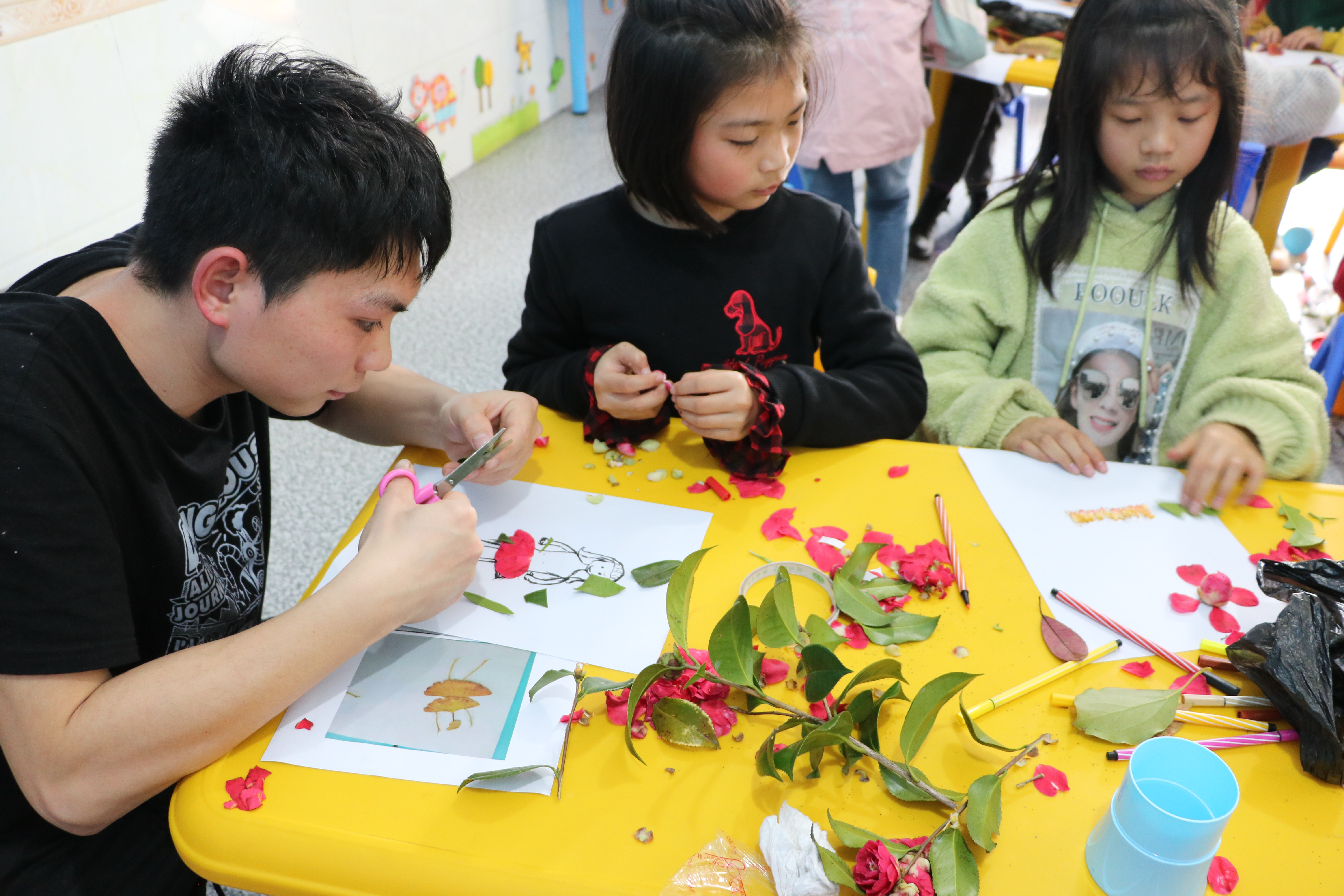 通过利用叶子、花瓣进行手工制作，孩子们感受大自然的气息，加深热爱大自然的情感。长沙晚报全媒体记者 张禹 通讯员 邓晨雨 摄影报道
