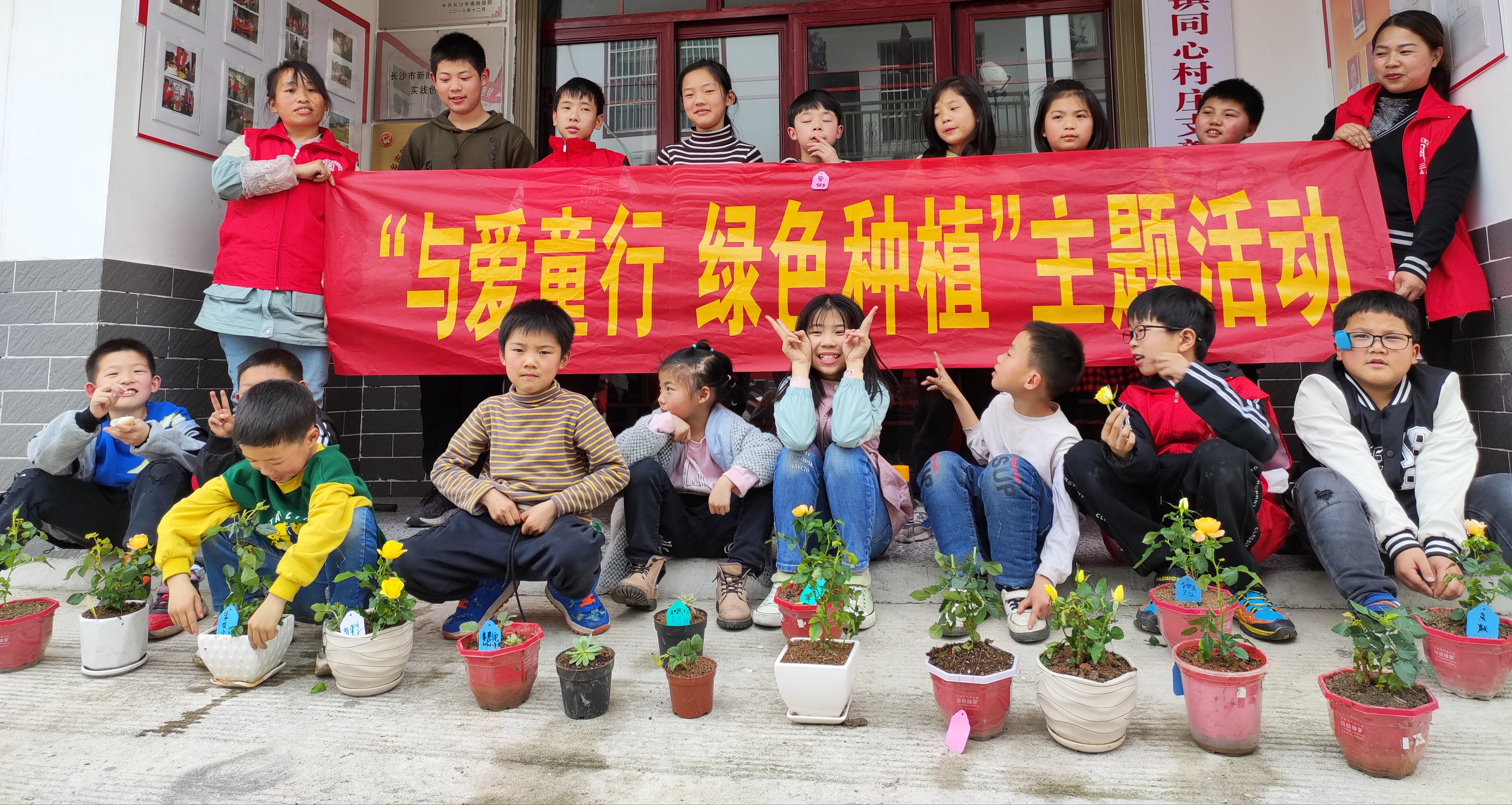 在宁乡市巷子口镇，“巷子花开”同心汇公益服务平台组织开展“与爱童行 绿色种植”主题活动，吸引了志愿者及小朋友参与。长沙晚报全媒体记者 张禹 通讯员 邓晨雨 摄影报道