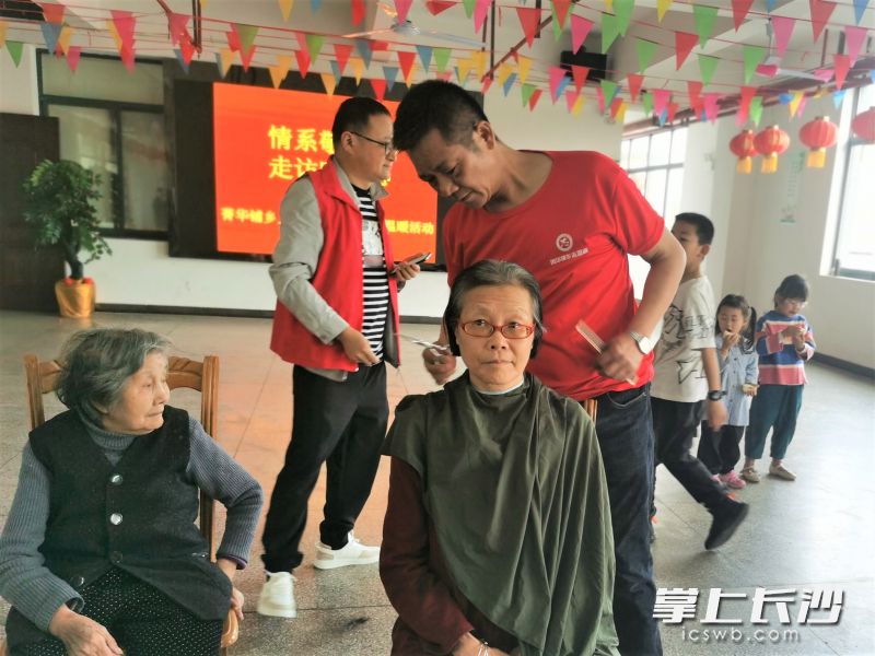 宁乡市菁华铺乡志愿者们来到敬老院，义务为老人理发。