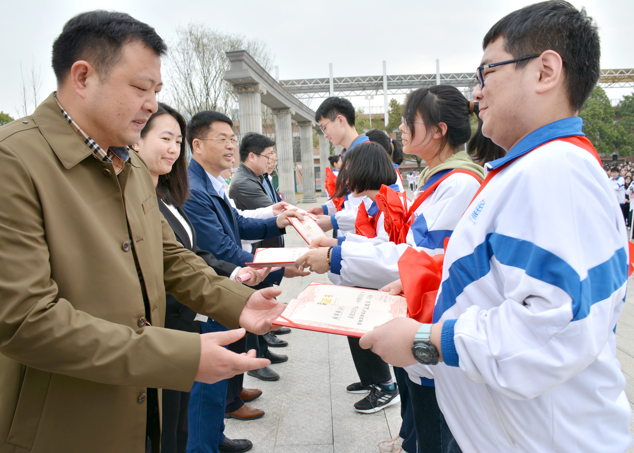 宁乡一中、宁乡一中教育基金会举行2021年奖学金、助学金颁发典礼，重奖品学兼优的孩子。