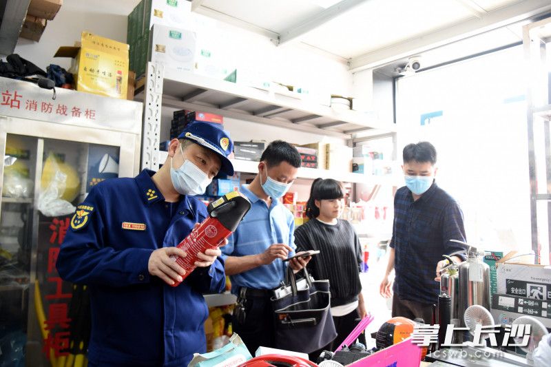 3月14日下午，雨花区消防救援大队消防监督员联合区市场监管部门工作人员来到高桥水暖建材城，对消防产品销售企业开展随机抽查。