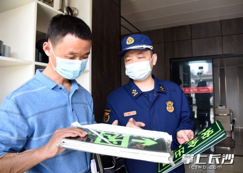 消防监督员和市场监管部门工作人员发现一商家仍然在售荧光型安全出口标志，要求其下架。