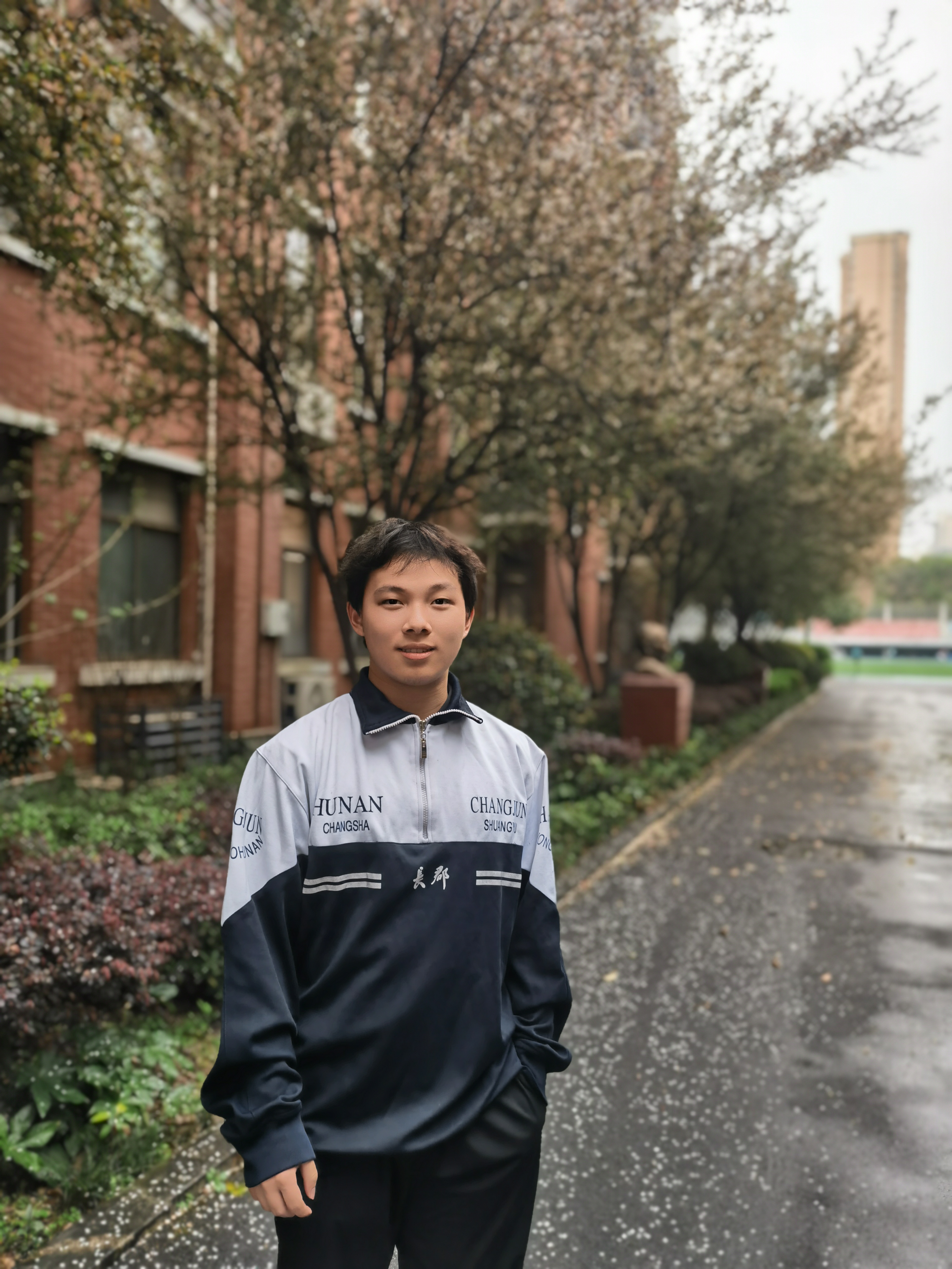 今日,吴景天在长郡中学国际部校园里留影。长沙晚报通讯员 钟鸣 摄 今日,吴景天在长郡中学国际部校园里留影。长沙晚报通讯员 钟鸣 摄