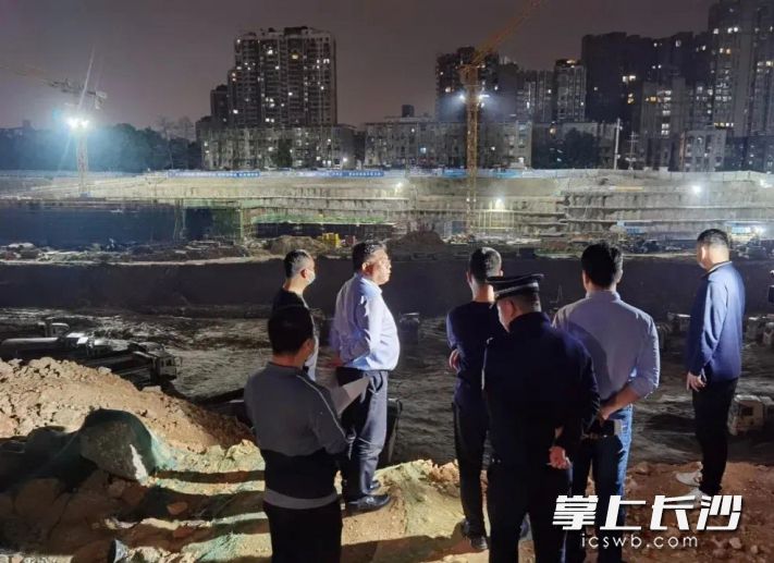 检查组察看工地情况。