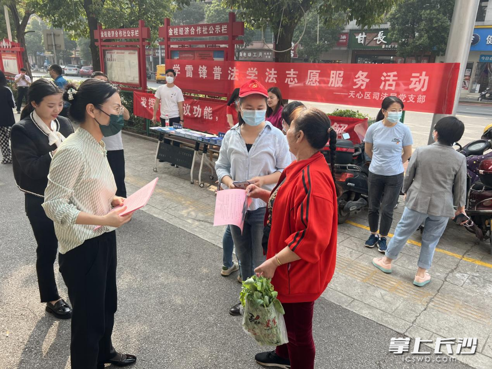 志愿者向居民群众发放宣传单。长沙晚报通讯员 徐玲 供图