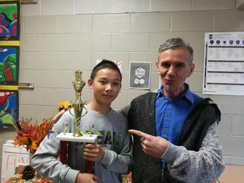 吴景天在美国获得田纳西州国际象棋锦标赛冠军。除署名外均为受访者供图 吴景天在美国获得田纳西州国际象棋锦标赛冠军。除署名外均为受访者供图