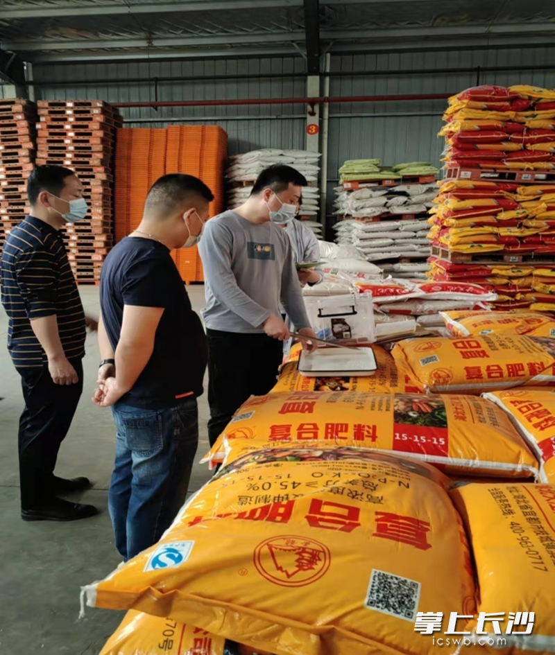执法人员到大型肥料经销商的仓库开展肥料监督抽样。长沙晚报通讯员 何瑜 供图