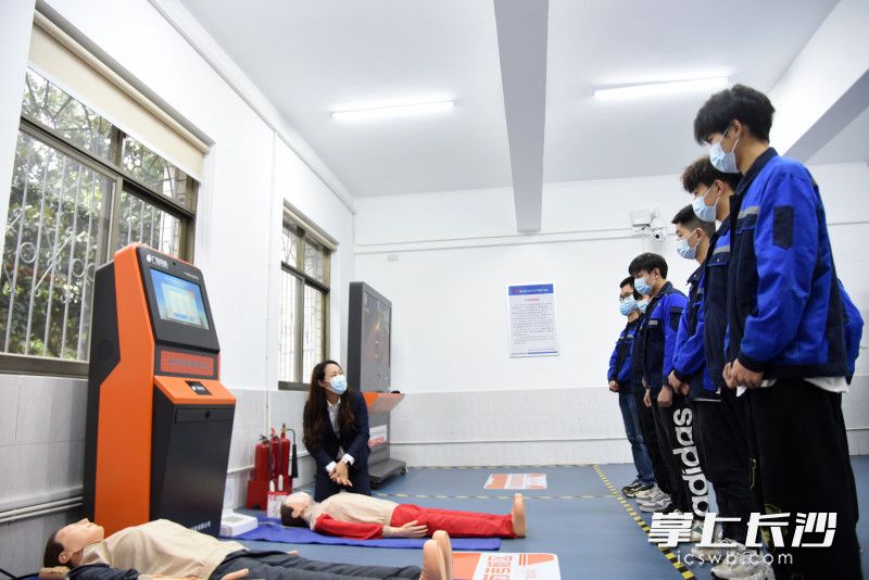 在公共科目实操考场，老师为学员们讲解心肺复苏术。