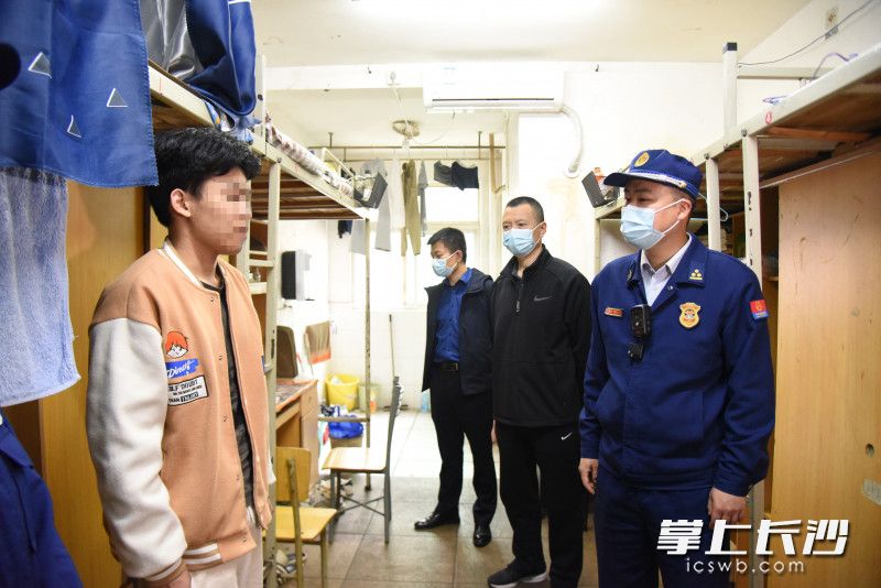 在学生宿舍内，消防监督员对涉事学生进行消防安全教育。均为长沙晚报全媒体记者 刘琦 摄