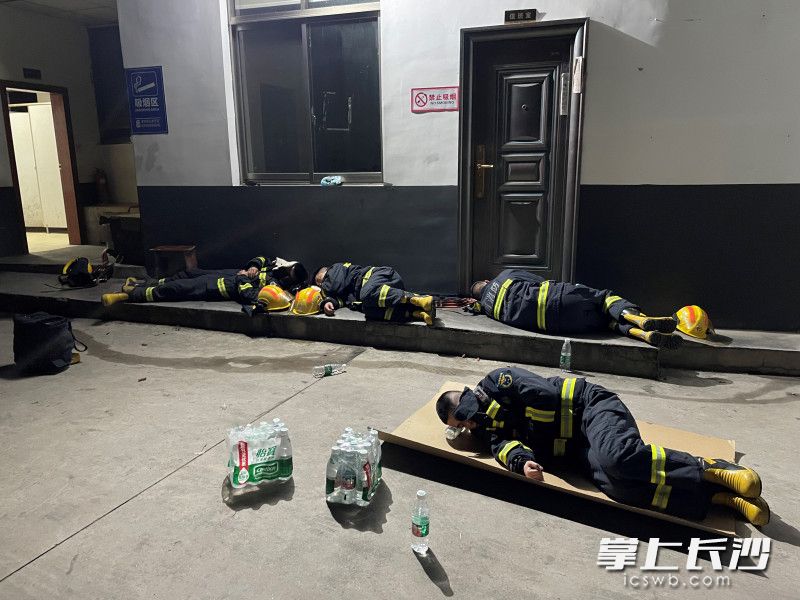 连续出警奋战的关口消防救援站的消防员席地而卧。长沙晚报通讯员 寻艳 供图