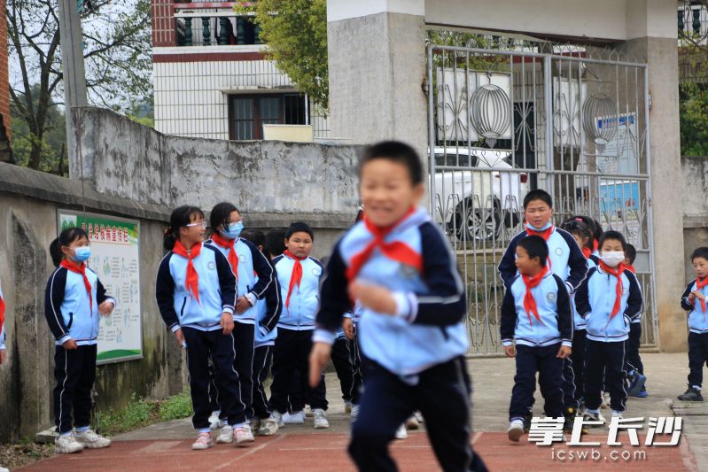 第一次穿上新校服的孩子们欢笑着，奔跑、跳跃，传递着自己内心的喜悦。 长沙晚报全媒体记者 张禹 通讯员 张进良 摄影报道