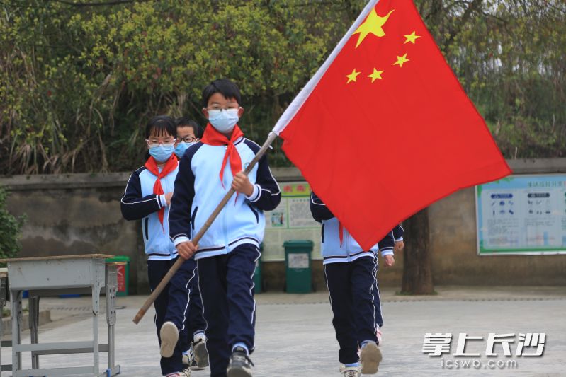 爱心人士和师生们同唱国歌，进行了“国旗下成长”的升旗仪式。长沙晚报全媒体记者 张禹 通讯员 张进良 摄影报道
