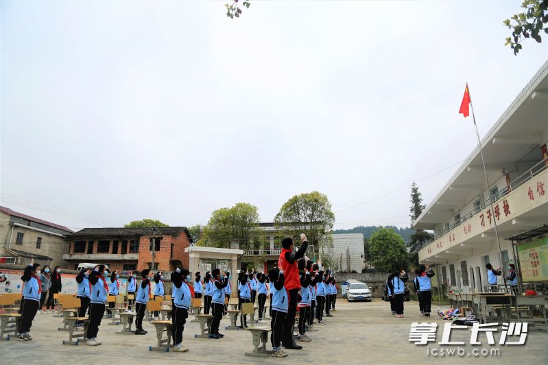 爱心人士和师生们同唱国歌，进行了“国旗下成长”的升旗仪式。长沙晚报全媒体记者 张禹 通讯员 张进良 摄影报道