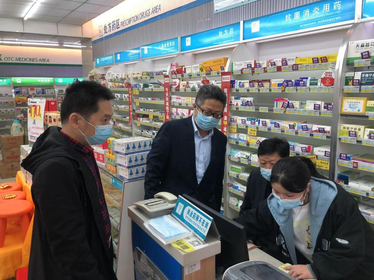 岳麓区市场监管人员在对辖区里的药店疫情防控情况开展监督检查。 长沙晚报通讯员 卢文波 供图