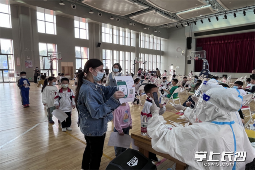 医护人员和志愿者为小朋友做核酸检测。长沙晚报全媒体记者 王斌 摄