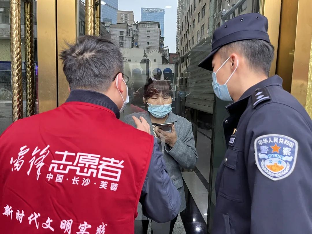 民警和志愿者帮助李阿姨。均为长沙晚报通讯员 齐萱烨 供图
