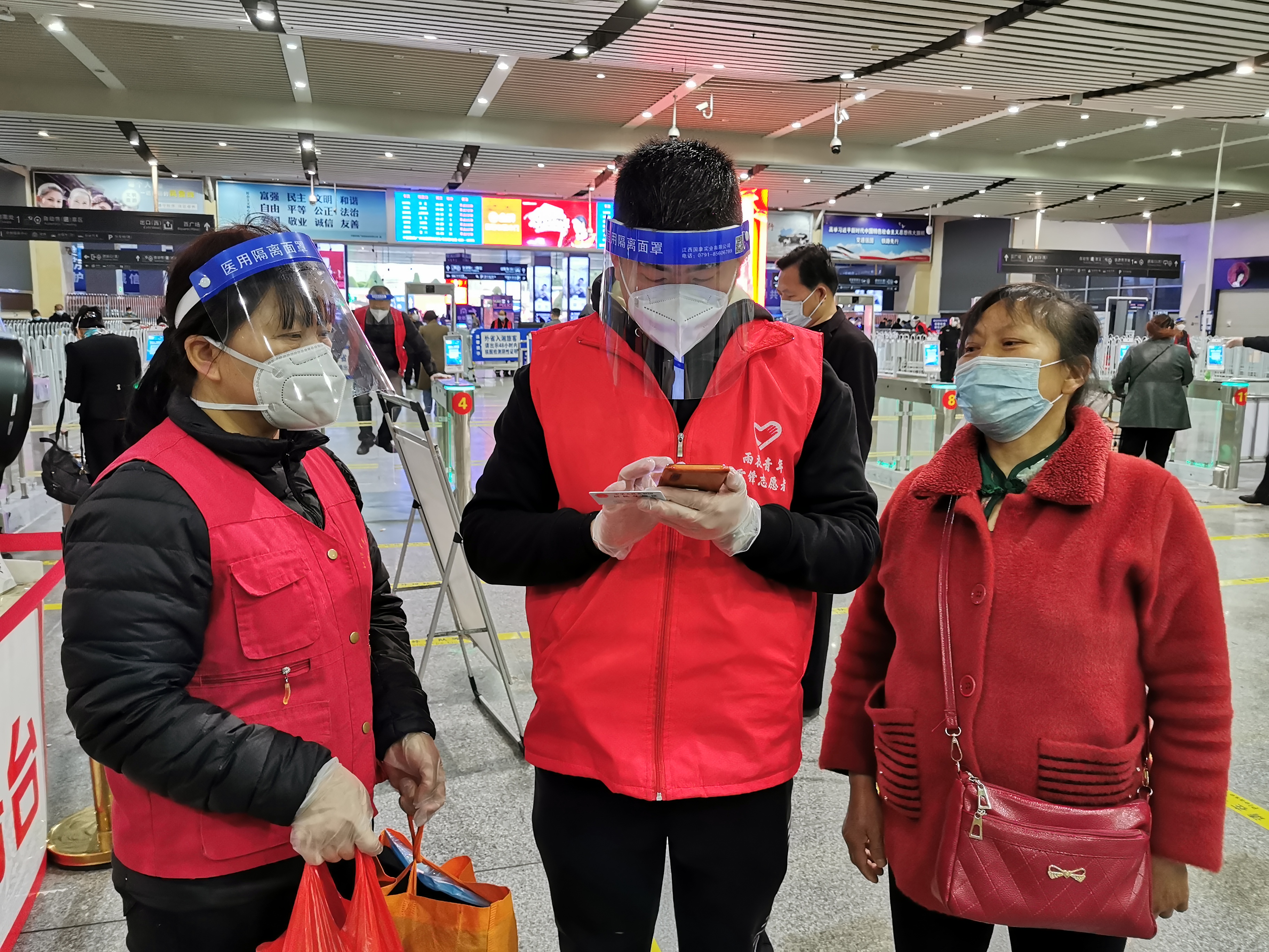 长沙火车南站站区内，志愿者正热心帮旅客申领健康码。  长沙晚报通讯员  胡尚鹏 摄