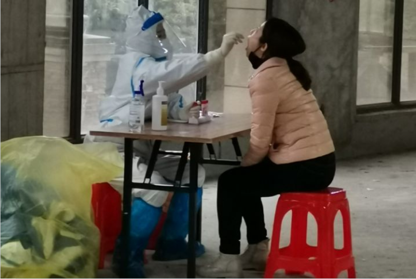 “这两天接种疫苗了吗？头伸过来一点，摘下口罩。张嘴，啊.....”面对每一位前来做核酸检测的居民，医护人员都耐心地指导一遍。长沙晚报全媒体记者 杨云龙 摄