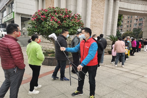 长沙市“最美志愿者”袁新华在天心区桂花坪新园社区核酸检测点维持秩序。长沙晚报通讯员 徐玲 供图