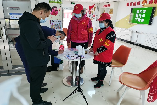 九峰苑志愿者协助社区登记居民出入信息。长沙晚报全媒体记者 王斌 摄