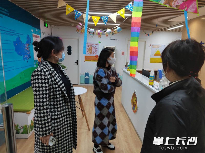今日开福区教育局联合街道社区共计120余人分成16个组对全区校外培训机构疫情防控情况进行逐一督查。开福区教育局供图
