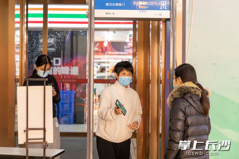 进出人员展示健康码。