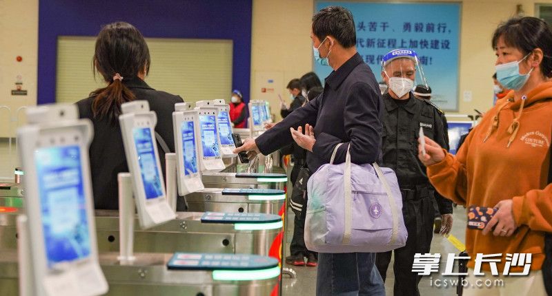 闸机扫描个人身份证或健康码的过检方式大大提高了旅客过检效率。