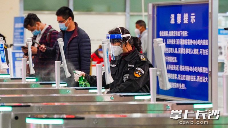 工作人员正在给过检仪器进行消毒。均为长沙晚报全媒体记者 刘晓敏 摄