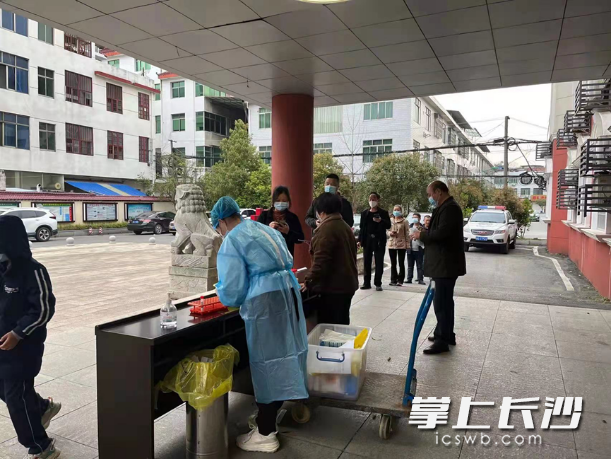 澄潭江镇政府前坪核酸采样点，村民排队有序接受检测。均为受访者供图