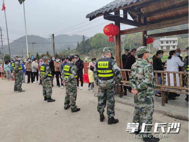 公益志愿者在现场帮忙维护秩序。