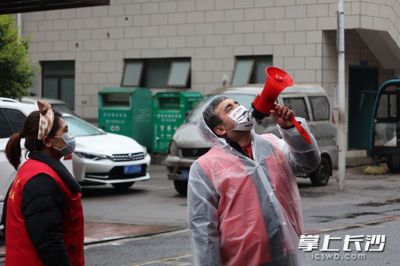 列提普·图热正在协助社区工作人员喊话。 全媒体记者 周游 通讯员 李丹 摄