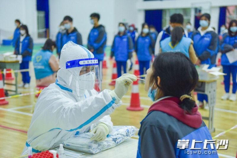 3月21日上午，湖南师大附中组织师生在校内开展新冠病毒核酸检测。均为学校供图