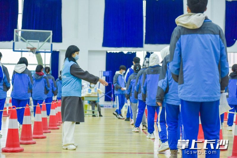 学生有序排队参与核酸检测。